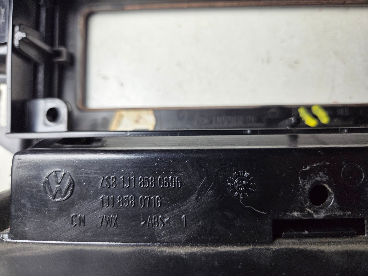 OEM 1999-05 VW radio cage for Mk4 Jetta Golf Wood Grain trim With Cup Holder GLX Climatronic