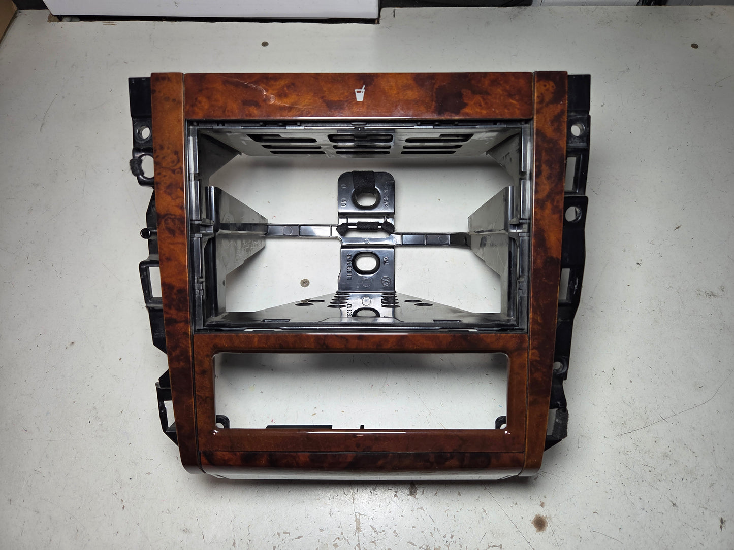 OEM 1999-05 VW radio cage for Mk4 Jetta Golf Wood Grain trim With Cup Holder GLX Climatronic