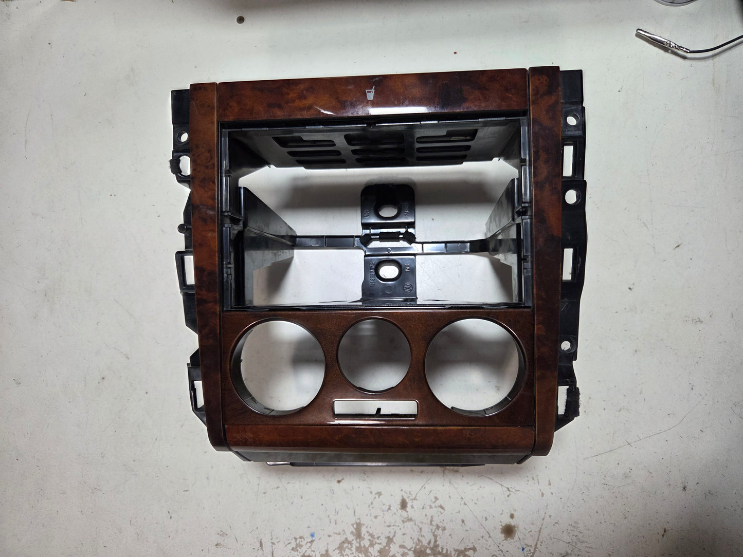 OEM 1999-05 VW radio cage for Mk4 Jetta Golf Wood Grain trim With Cup Holder GLX